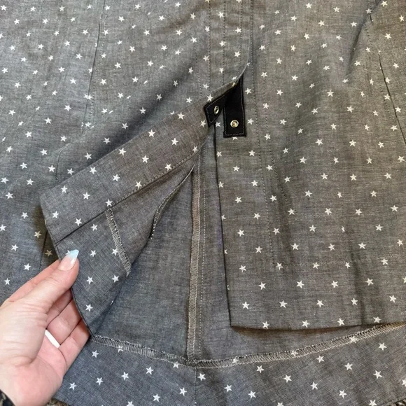 VITAMIN Star Printed Snap Button Closure Gray White Collared Blouse Womens Small - Picture 10 of 12